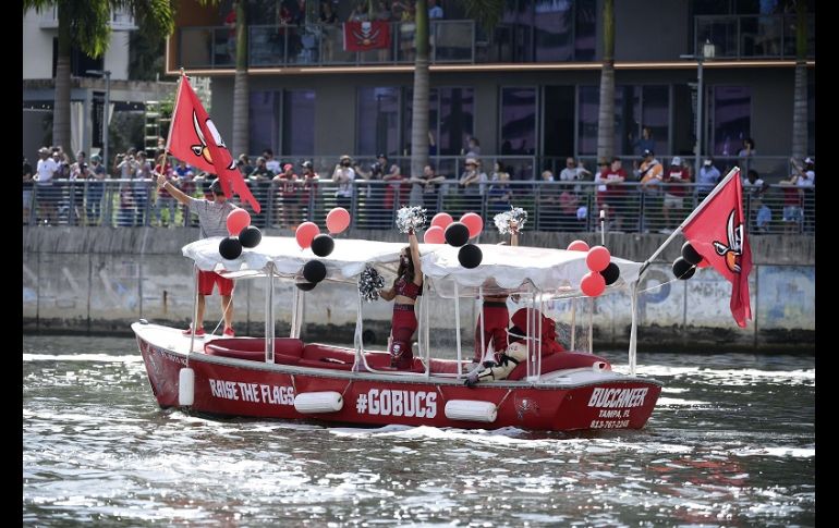 Los recientes campeones de la NFL llegaron en autobuses y se distribuyeron en varios botes y yates, en medio del revuelo de sus fanáticos. AFP/D. DeFelice