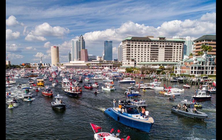 Los recientes campeones de la NFL llegaron en autobuses y se distribuyeron en varios botes y yates, en medio del revuelo de sus fanáticos. AFP/J. Aguilar