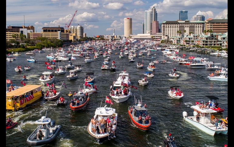Los recientes campeones de la NFL llegaron en autobuses y se distribuyeron en varios botes y yates, en medio del revuelo de sus fanáticos. AFP/J. Aguilar