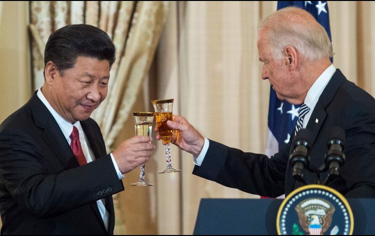 Fotografía de 2015 del presidente chino Xi Jinping y el entonces vicepresidente Joe Biden. AFP/P. Richards
