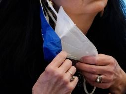 Los cubrebocas de alta proteccióon (N-95) deben ser bien fijados para que no queden huecos. AP/R. Solís