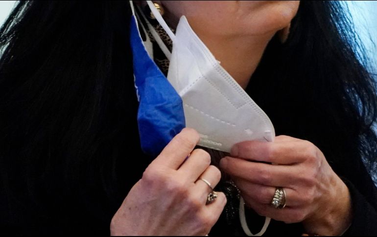 Los cubrebocas de alta proteccióon (N-95) deben ser bien fijados para que no queden huecos. AP/R. Solís