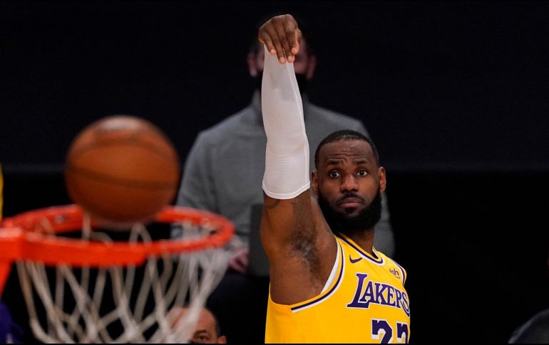 EL REY. LeBron James terminó con 25 tantos, siete asistencias y seis rebotes para el vigente campeón de la NBA. AP