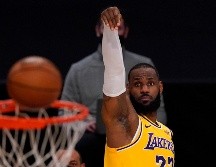 EL REY. LeBron James terminó con 25 tantos, siete asistencias y seis rebotes para el vigente campeón de la NBA. AP