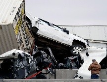 Vehículos quedaron apilados tras el accidente en  en la Interestatal 35 cerca del centro de Fort Worth, en Texas. AP/The Dallas Morning News/L. Jenkins
