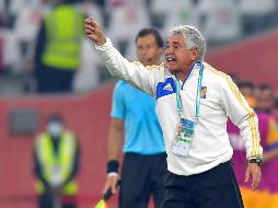 Ricardo Ferretti se enteró de la mano de Robert Lewandowski, delantero del Bayern Munich, previo al gol de la derrota en la final del Mundial de Clubes. EFE / N. Thekkayil