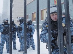 Policías en la corte de distrito de Babushkinsky, donde se presentaron cargos contra Alexéi Navalni por calumnia. EFE/M. Shipenkov