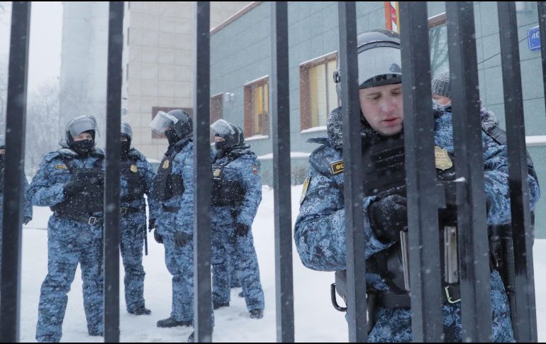 Policías en la corte de distrito de Babushkinsky, donde se presentaron cargos contra Alexéi Navalni por calumnia. EFE/M. Shipenkov