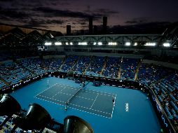 El encierro ha sido decretado mientras se disputa el Abierto de tenis de Australia, el primero de los cuatro torneos que forman el Grand Slam, en el que se había permitido la asistencia parcial de público. EFE / J. O'Brien