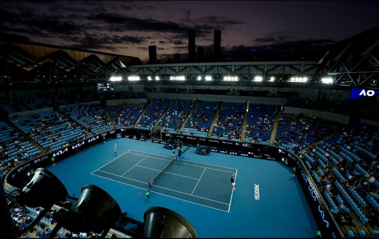 El encierro ha sido decretado mientras se disputa el Abierto de tenis de Australia, el primero de los cuatro torneos que forman el Grand Slam, en el que se había permitido la asistencia parcial de público. EFE / J. O'Brien