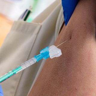 COVID-19: Las vacunas que vienen y todo lo que debes saber