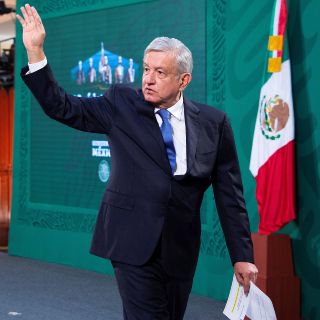 "Me da mucho gusto verte", dice AMLO a "Lord Molécula"
