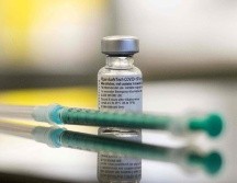 Las personas que tuvieron COVID-19 ''desarrollaron una memoria inmunológica tras la infección'' y ''la dosis única de la vacuna desempeñará así un papel recordatorio'', explicó la Alta Autoridad de Salud francesa (HAS). AFP / T. Kienzle