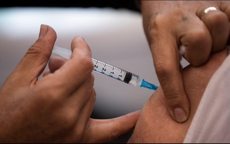 López Obrador recordó que su administración ha suscrito diversos contratos con gobiernos extranjeros y laboratorios para conseguir las vacunas. EFE/ A. Valdés