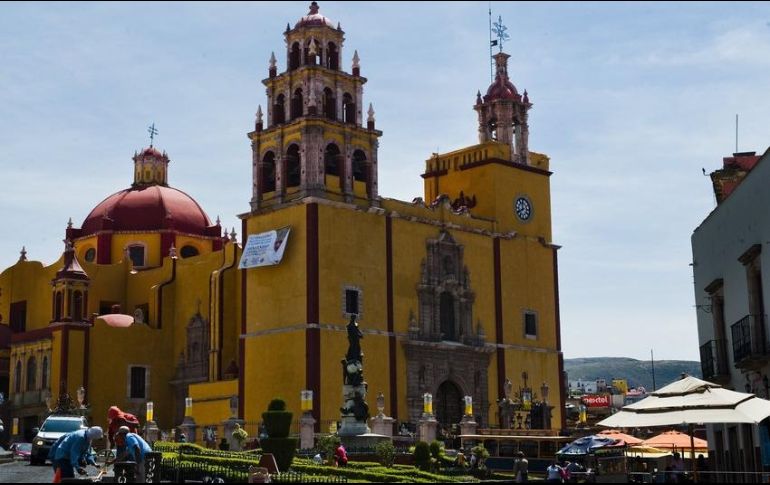 Elementos de Protección Civil llegaron a la plaza pública con ramas espinosas para cubrir las jardineras y bancas. AFP/ARCHIVO