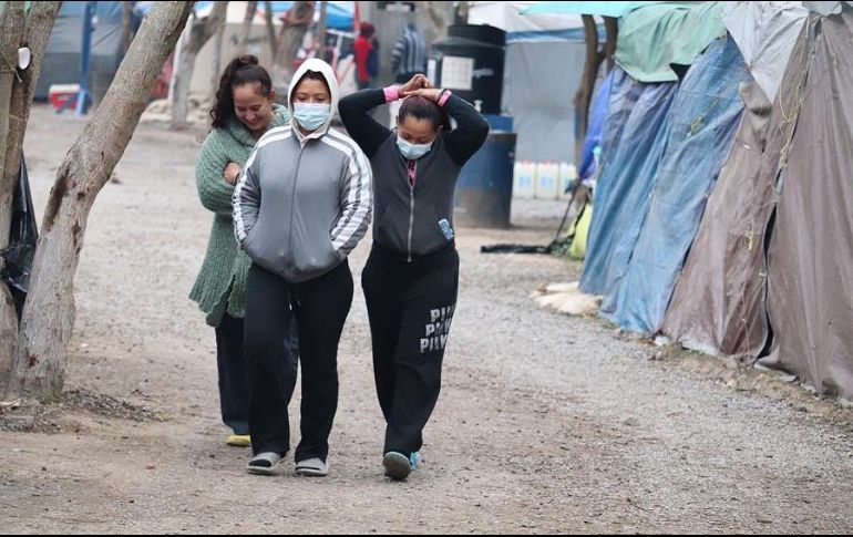 Migrantes centroamericanos en un campamento ubicado a orillas del río Bravo, en Matamoros. EFE/A. Pineda-Jacome