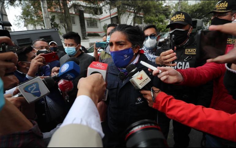 El candidato presidencial de Ecuador, Yaku Pérez, (c) llega para reunirse con el candidato Guillermo Lasso en el Consejo Nacional Electoral, en Quito. EFE/J. Jácome