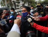 El candidato presidencial de Ecuador, Yaku Pérez, (c) llega para reunirse con el candidato Guillermo Lasso en el Consejo Nacional Electoral, en Quito. EFE/J. Jácome