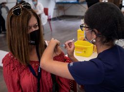 El gobierno chileno contempla que para junio esté vacunado el 80% de su población. EFE/A. Valdés