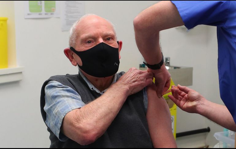 Esta semana comienza la aplicación masiva de las vacunas anti COVID-19, donde los primeros en recibir el biológico serán los adultos mayores. AFP/ARCHIVO