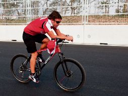 Alonso practica el ciclismo para prepararse físicamente, pero ya le costó un accidente. EFE