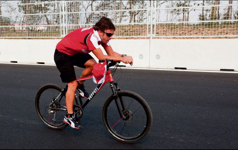 Alonso practica el ciclismo para prepararse físicamente, pero ya le costó un accidente. EFE