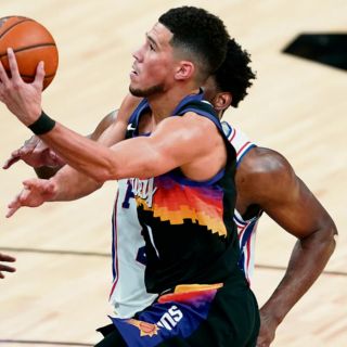 Los Suns brillan más que nunca al despachar a los 76ers