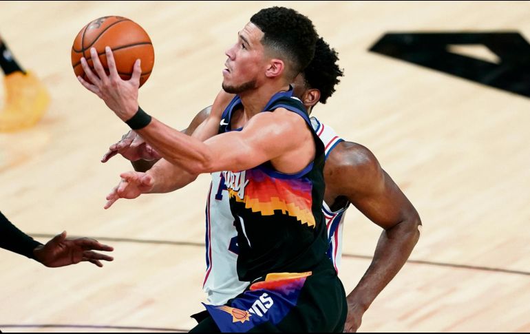 Devin Booker lideró a unos Suns que han ganado ocho de sus últimos nueve partidos. AP/M. York