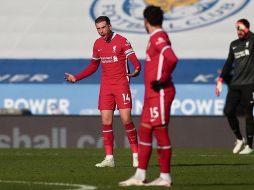 Jordan Henderson, visiblemente molesto, pide explicaciones a sus compañeros. EFE