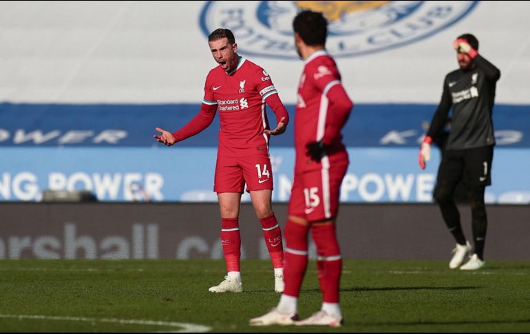 Jordan Henderson, visiblemente molesto, pide explicaciones a sus compañeros. EFE
