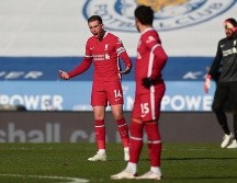 Jordan Henderson, visiblemente molesto, pide explicaciones a sus compañeros. EFE