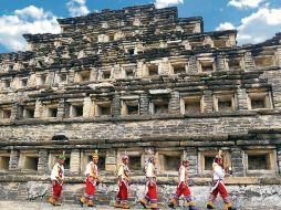 Pirámide de los Nichos. Con los danzantes cruzando frente a ella, en la zona de El Tajín. ESPECIAL/Turismo de Veracruz