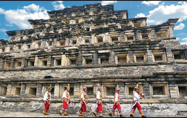Pirámide de los Nichos. Con los danzantes cruzando frente a ella, en la zona de El Tajín. ESPECIAL/Turismo de Veracruz