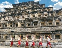 Pirámide de los Nichos. Con los danzantes cruzando frente a ella, en la zona de El Tajín. ESPECIAL/Turismo de Veracruz