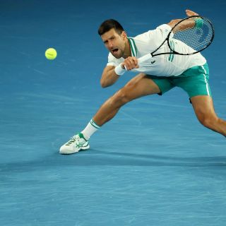 Pese a dolor, Novak Djokovic avanza a cuartos del Abierto de Australia