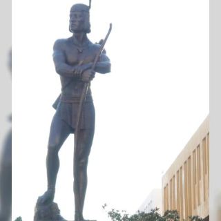 Develan escultura de Tenamaztle en Plaza Fundadores