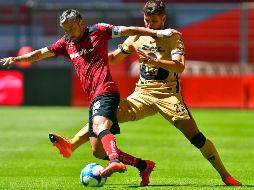Rubens Sambueza (i) y  Nicolás Freire (d) en el partido de Pumas contra Toluca en el Nemesio Diez. AFP/V. Cruz