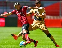 Rubens Sambueza (i) y  Nicolás Freire (d) en el partido de Pumas contra Toluca en el Nemesio Diez. AFP/V. Cruz