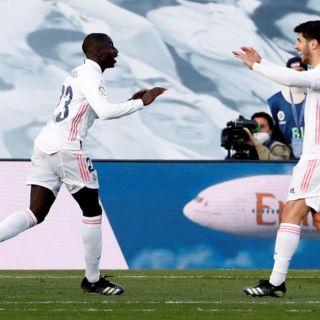 El Real Madrid gana al Valencia y sigue al acecho del Atlético