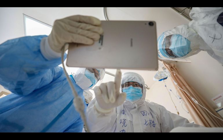 El investigador Peter Ben Embarek señaló que descubrieron que había más de una docena de cepas del virus en Wuhan ya en diciembre. AFP/ARCHIVO