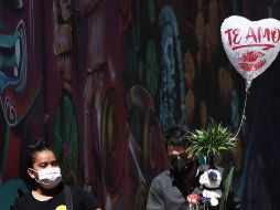 Los regalos y detalles por San Valentín no faltan este año para las parejas. AP/M. Ugarte