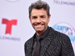 Derbez publicó una imagen en donde aparece acostado en la cama con una bata color azul. AP / ARCHIVO