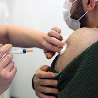 COVID-19: Vacunan a más de 20% de población en el Reino Unido