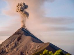 PETICIÓN. Luego de que el volcán comenzara su actividad, las autoridades pidieron a la población a mantenerse alerta.  ESPECIAL