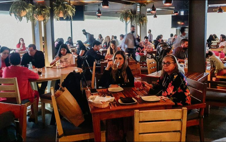 RELAJAN PREVENCIÓN.  Una vez finalizado el botón de emergencia en el Estado, el cual contemplaba medidas más estrictas en negocios, los tapatíos llenaron restaurantes pese a que el riesgo de contagio aún es alto. EL INFORMADOR • G. GALLO