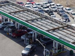 AMLO indicó que a la par de que no se registran alzas en los combustibles, se avanza en las obras prioritarias de su administración. EFE / ARCHIVO