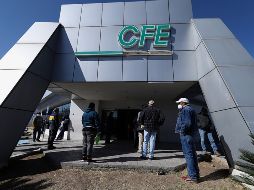 Habitantes intentan obtener hoy información sobre el apagón en las oficinas de la CFE en Saltillo, Coahuila. EFE/A. Ojeda