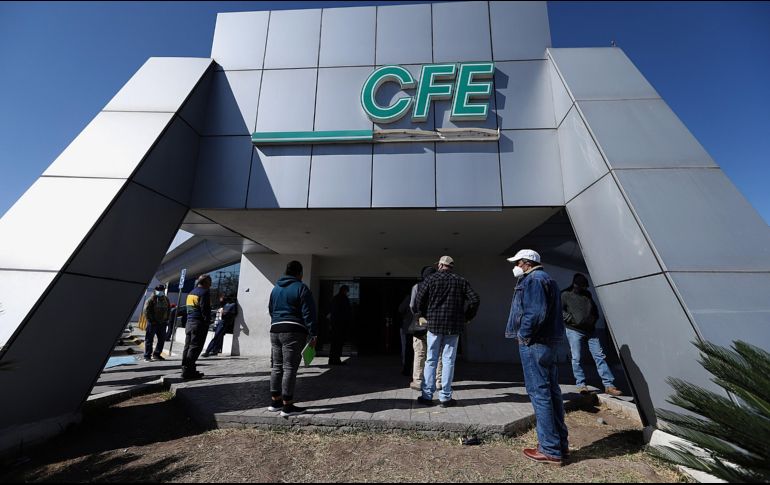 Habitantes intentan obtener hoy información sobre el apagón en las oficinas de la CFE en Saltillo, Coahuila. EFE/A. Ojeda
