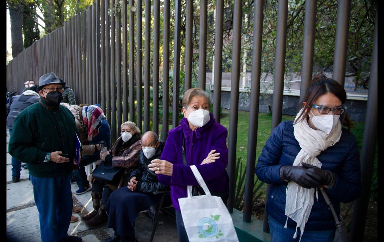 Adultos mayores hacen fila para vacunarse contra el COVID-19 en Ciudad de México. AFP/C. Cruz