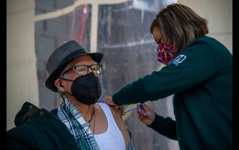Un adulto mayor recibe este lunes la primera dosis de la vacuna de  AstraZeneca en Ciudad de México. AFP/C. Cruz